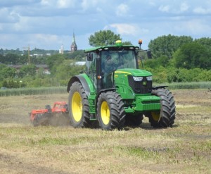 maly traktor 300x247