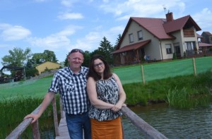 Jarosław i Monika Tymczyszyn przed swoim domem